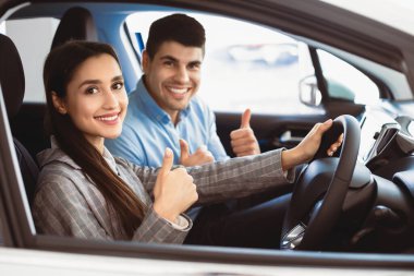 Harika araba. Yeni Otomobil Alma Mağazası 'nda oturan mutlu çift 