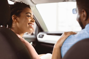 Arabadaki Afrikalı Amerikalı Çift, Eşi Kocalara Dokunan Oto Araba Satış Mağazası 'nda Yeni Otomobil Alma konusunda Mutlu Omuz. Seçici Odaklanma