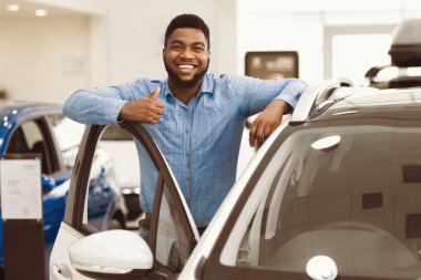 Araba Alıcısı. Satış merkezindeki test sürüşünden sonra otomobili onaylayan Afrikalı adam. Seçici Odaklanma