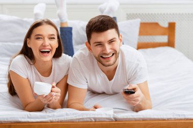 Hafta sonu. Neşeli bir çift TV seyrediyor, birlikte kahve içiyorlar, sabahları yatakta uzanıyorlar. Seçici Odaklanma