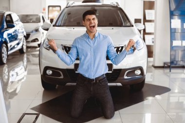 Yeni Oto. Heyecanlı Adam Titreşen Yumruklar Yeni Araba Almayı Kutluyor Galeride Diz çökmüş Araba Dükkanı