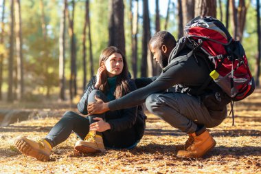 Beyaz kız arkadaşını teselli eden Afrikalı adam ormanda kamp yaparken bileğini incitti.