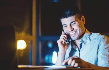 İyi çalışanlar. Ofis müdürü cep telefonuyla konuşuyor. Tablet bilgisayarla iş yerinde bütün gece çalışıyor. Boşluğu Kopyala