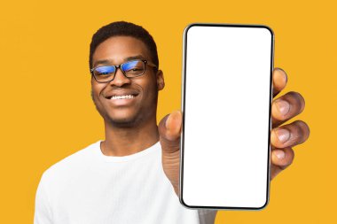 İnsan tepkisi kavramı. Turuncu arka planda izole edilmiş siyah bir adam görünüyor. Boşluğu kopyala