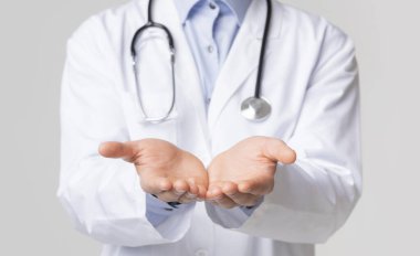 Açık avuçlarında görünmez bir nesne tutan, beyaz arka planda duran, kırpılmış görüntüler.