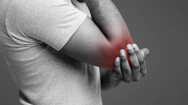 Kırpılmış siyah adam kırmızı dirsekle vurgulanıyor, yan görüş, kopyalama alanı