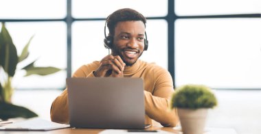 Yardım Hattı Destek Servisi. Çağrı merkezinde, panoramada, kopyalama alanında çalışan siyah operatör