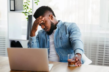 İş sorunları. Ofiste alkol alan depresyondaki siyahi işadamı, mali sorunları var..