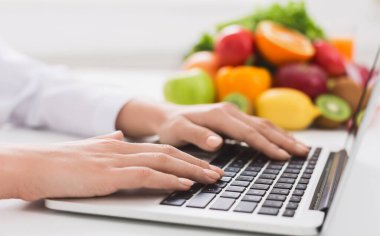 Sağlıklı beslenme ve gıda koç kavramı. Beslenme uzmanı danışmanlık online, diyetisyen yazarak tedavi hastaya yolu ile enterne, kopya alanı