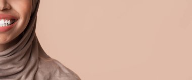 Stomatoloji Konsepti. Siyah Müslüman kadının mükemmel beyaz gülüşü, diş hizalaması veya beyazlatıcı tedaviden sonra mutlu, panorama