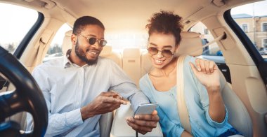 Genç çift araba sürüş ve akıllı telefon, panorama dijital harita kullanarak