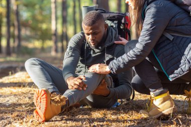 Tanımlanamayan bir kadın yaralı bir zenciyi rahatlatıyor. Ormanda yürüyüş yapıyor, sahtesiyle panorama yapıyor.