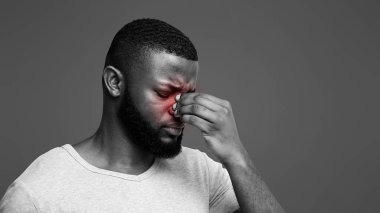 Yorgun afro adam burun köprüsüne dokunuyor, göz ağrısı, yorgun gözler, kopyalama alanı