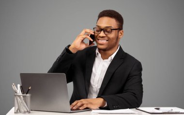 Ara veriyoruz. Mutlu siyahi işadamı ortaklarıyla cep telefonunda konuşuyor, dizüstü bilgisayar kullanıyor. Boşluğu kopyala