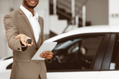 Araba Satış Konsepti. Tanımlanamayan Satıcı Otomobil Anahtarı Otomobil Satıcısı Otomobil Satış Merkezi 'nde duruyor. Kırpılmış, Seçici Odaklanma