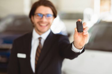 Araba kiralama. Otomobil Kiralama Ofisinde Otomatik Anahtarı Gösteren Tanımlanamayan Ajan. Kopyalama Uzayı, Sığ Derinlik