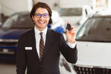 Başarılı bir satış elemanı. Otomobil Kiralama Ofisinde Otomatik Anahtarı Gösteren Yakışıklı Ajan, Boş Alan