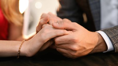 Aşk Bildirgesi. Lokantada el ele tutuşan romantik çiftin yakınlaşması, birbirine karşı hislerle dolu olması, mahsuller.