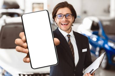 Araba kiralama. Otomobil Kiralama Ofisinde Otomobil Anahtarı Gösteren Yakışıklı Ajan. Kopyalama Uzayı, Sığ Derinlik