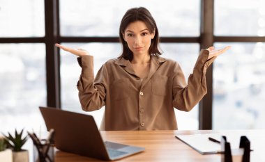 Hiç bir fikrim yok. Kafası karışmış genç bir kadın omuzlarını açık elleriyle silkiyor.