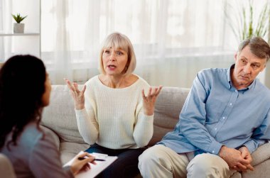 Evlilik terapisti. Senoir denen kadın olgun kocasından kadın psikiyatriste şikayet ediyor.