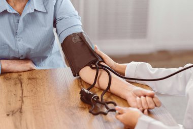 Toplum Yardım Derneği. Tanımlanamayan hemşire evdeki yaşlı adamın tansiyonunu ölçüyor. Kopyalama alanı, kapatma, kopyalama alanı.