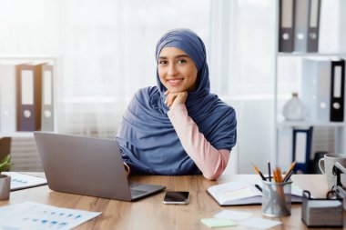 Başarılı Müslüman İş Kadını. Gülümseyen İslami Kadın Girişimcinin Portresi Modern Ofisinde, Boş Alan