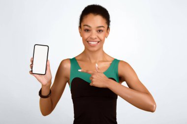 Smartphone Boş Ekran Gösteren Siyah Kız Gösterme Uygulaması Sarı Arkaplanda Duruyor. Stüdyo Çekimi, Model