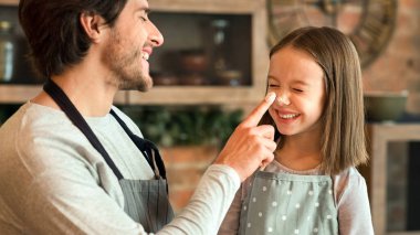 Genç babayı sevmek, küçük kızıyla mutfakta oynamak, pasta pişirirken birlikte eğlenmek, çocukların burnunu un ile pudralamak.