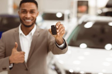 Araba satışı. Tanımlanamayan Yönetici Dükkanda Baş Parmak Gösteren Otomobil Dükkanı 'nın yanında duran Anahtar Jesti. Sığ Derinlik, Uzayı Kopyala