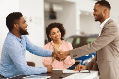 Afro Eşler Araba Alırken Satıcıyla El sıkışırken Satış Ofisinde Bekliyor. Seçici Odaklanma