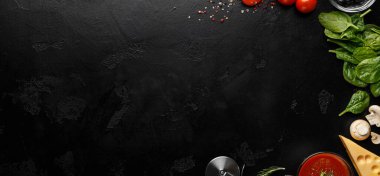 Tarif için yer. Siyah Arka Plan Üzerine Pizza Pişirme Malzemeleri, Üst görünüm