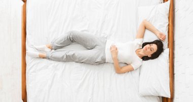 Yatma vakti. Milenyum kadını yatakta, panoramada, manzaralı