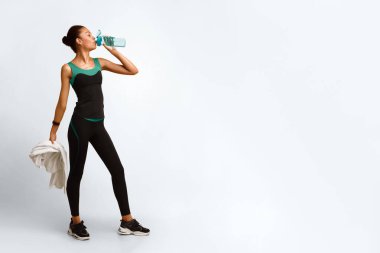 Sportif Afro-Amerikan Kadın Stüdyoda Stüdyoda Beklerken Sarı Arkaplanda Su İçiyor. Tam Uzunluk