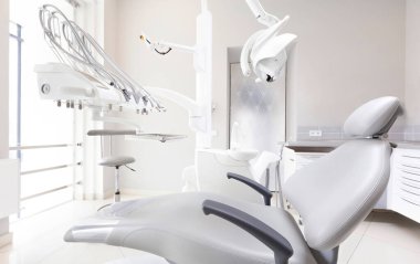 Modern Diş Kliniği, dişçi koltuğu ve diğer tıbbi aksesuarlar odada. Diş hekimi, kopyalama alanı