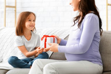 Güzel anaokulu kızı hamile annesini Anneler Günü 'nde karşılıyor. Evin içi, fotokopi odası.