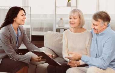 Burayı imzalayın lütfen. Meksikalı kadın emlakçı yaşlı çifte ev sahipliği ve hayat sigortası teklif ediyor