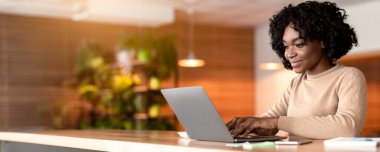 Kadın blog yazarı, kafede çalışan siyah kız, dizüstü bilgisayarda yazıyor, boşluğu kopyala