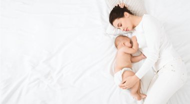 Bebek ile en tatlı rüya. Onunla birlikte uyumak bebeği uyku yatakta, kucaklayan anne, boş alanı görünümüyle top