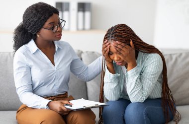 Sinir krizi geçiren psikoloğu olan zenci bir kadın klinikteki danışmanla seans yapıyor. Profesyonel psikoterapist, depresyondaki kadın hastayı ofisinde rahatlatıyor.
