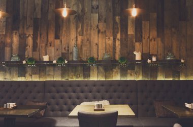 Antika ahşap çatı Restoran iç. Rahat yemek yerine, çağdaş tasarım arka plan