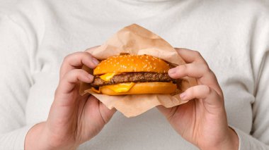 Obezite Konsepti Riski. Kameraya Biftek Burger Gösteren, Fast Food Bağımlısı, Kesilmiş Görüntü, Panorama