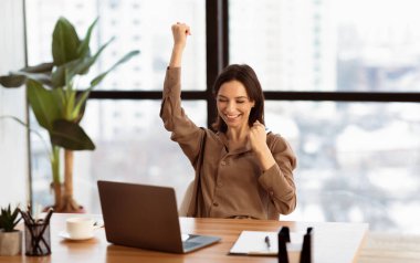 Yaşa! Heyecanlı iş kadını soruna çözüm buldu, başarıyı yükseltilmiş kol ve telif uzayı ile kutladı