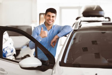 Harika araba. Tezahürat yapan adam galeride 