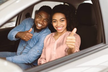 Harika araba. Yeni Otomobil Alma Mağazası 'nda Afro Çiftler İçin Mutlu Afro Çiftler. Seçici Odaklanma