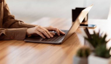 İçişleri Bakanlığı. Dizüstü bilgisayar kullanan, uzaktan çalışan genç bayan yöneticinin yan görüntüsü. Boşluğu kopyala