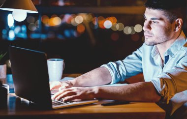 İşçilik. İşadamı Laptop Bilgisayarında Finans İş Raporu Yazıyor Gece geç saatlerde İş yerinde