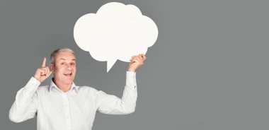 - Bir fikrim var. Kıdemli adamın boş konuşma balonunu tutmasına sevindim. Parmakla göstermesi, telif alanı, gri stüdyo duvarı.