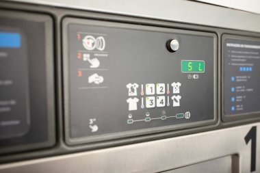 Çamaşır makinesinin kontrol paneli farklı çamaşır döngüleri ve ayarları için çeşitli seçenekler gösterir. Kullanıcılar birden fazla programdan seçebilir ve yükleme boyutlarını kolayca ayarlayabilirler.