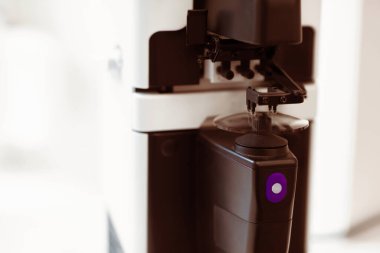 Gözlük Üretim Süreci. Optik dükkanında gözlük parlatan bir gözlükçü. Lensi gözlüğe öğüt..